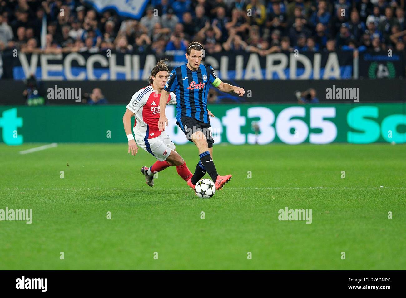 Marten de Roon von Atalanta BC 1907 gefolgt von Riccardo Calafiori vom FC Arsenal während der UEFA Champions League 2024/2025 - League Phase MD1 Fußball Stockfoto