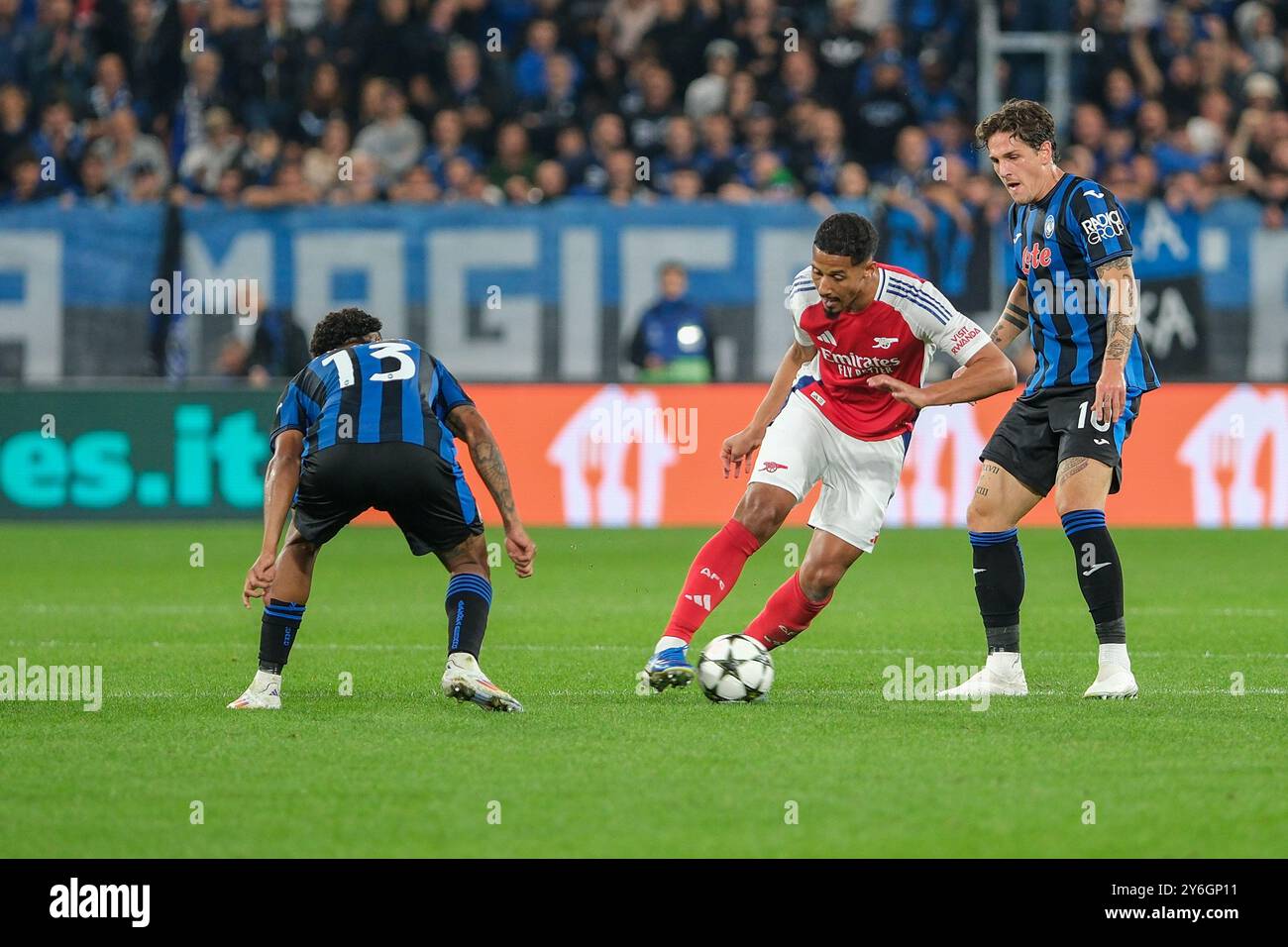 William Saliba vom FC Arsenal im Gegensatz zu Nicolo Zaniolo von Atalanta BC 1907 während der UEFA Champions League 2024/2025 - League Phase MD1 Football M Stockfoto