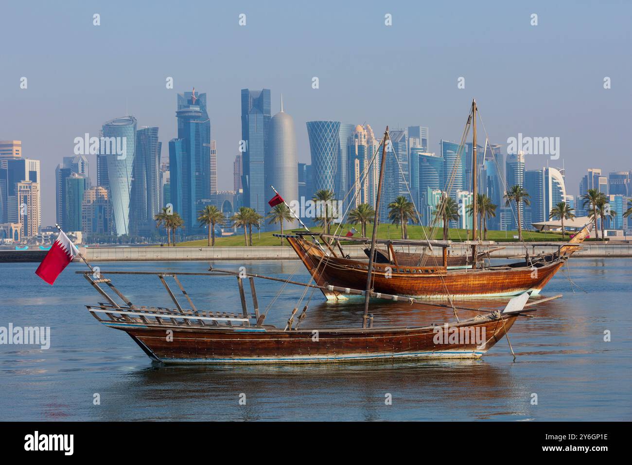 2 Dhows (traditionelle hölzerne Segelschiffe) vor dem Museum of Islamic Art in Doha, Katar Stockfoto