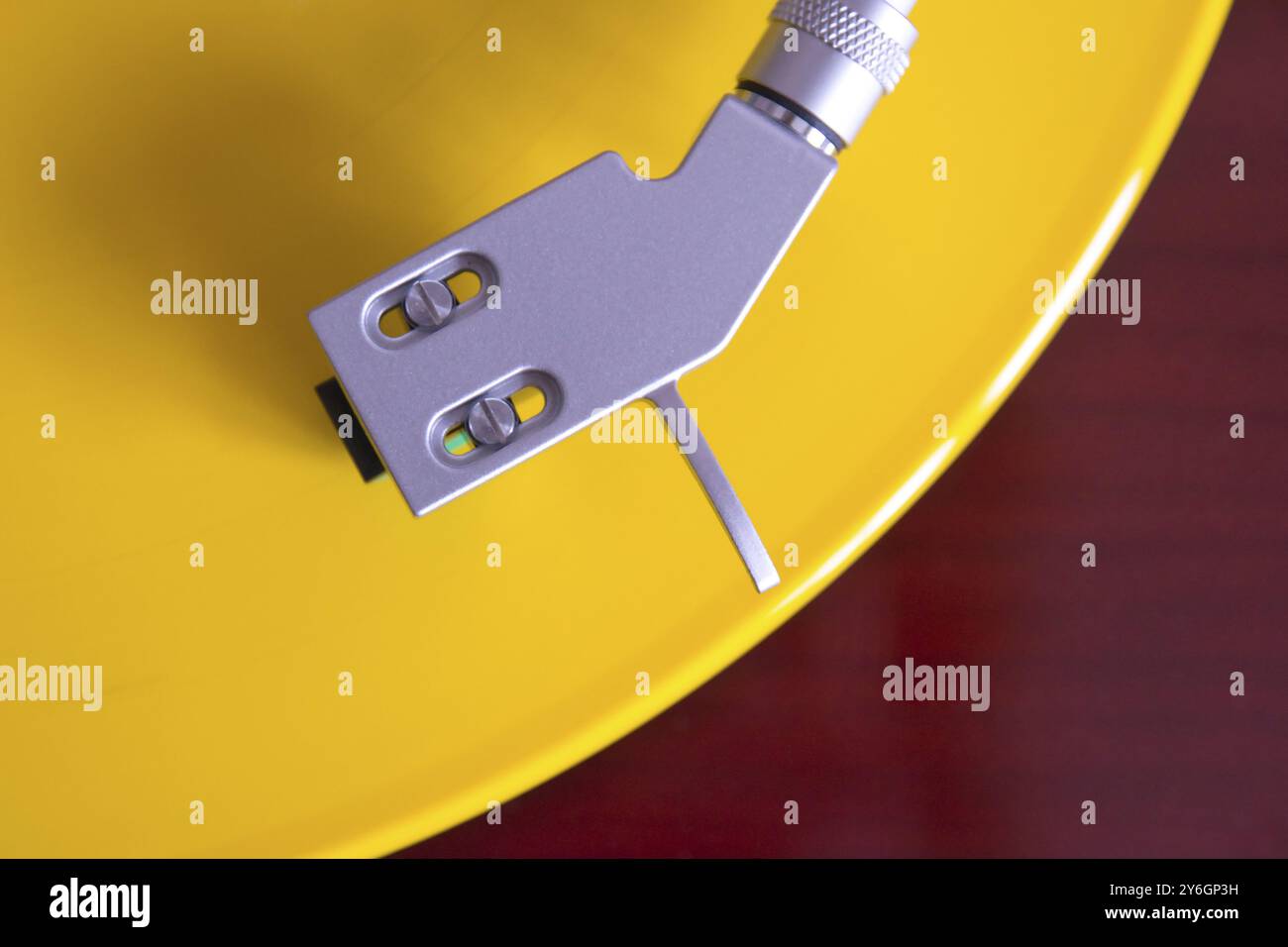 Direkt über der Aufnahme des Drehpults mit hellgelber Schallplatte Stockfoto