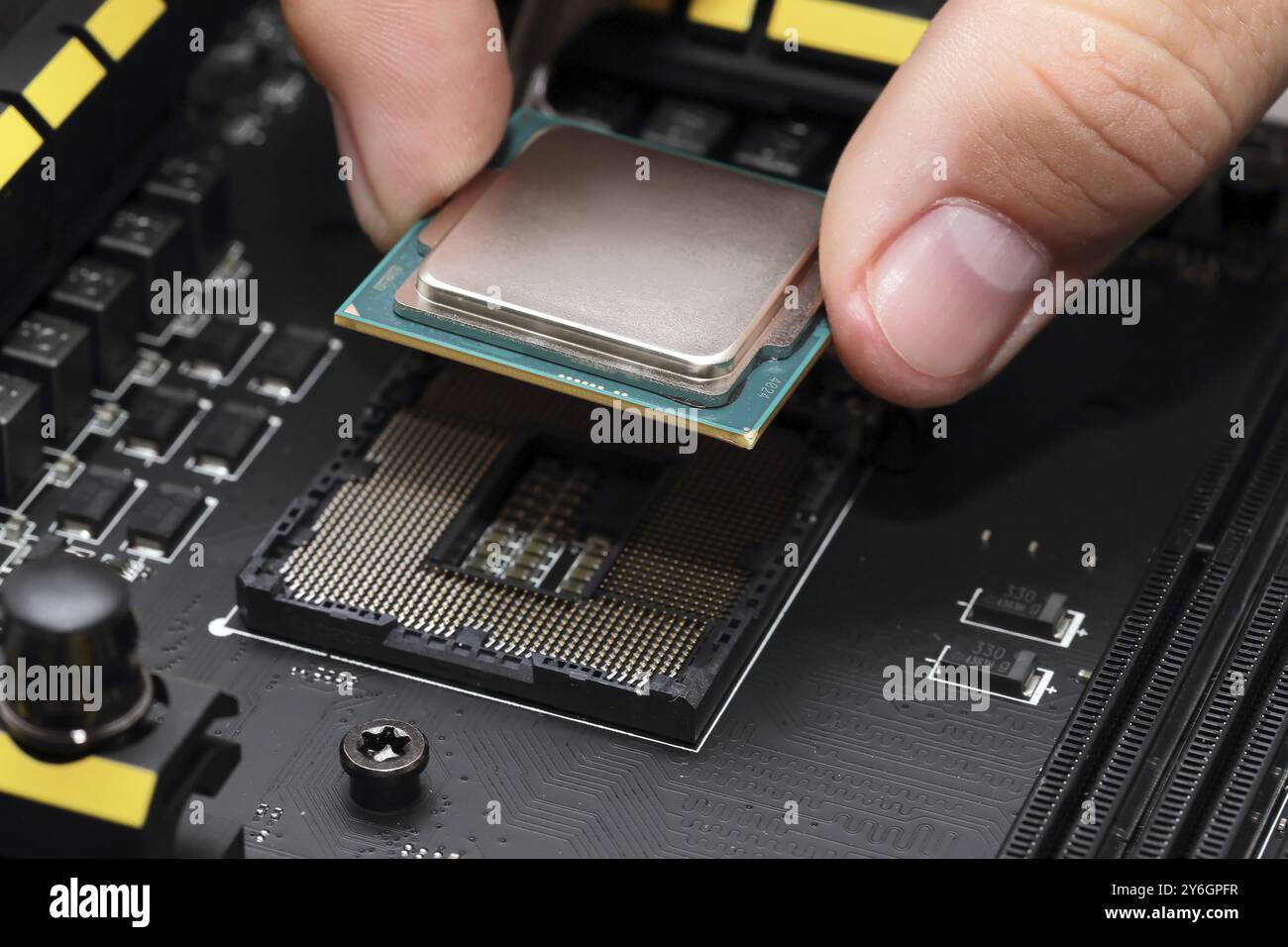 Die Installation von modernen Central Processor Unit an die Hauptplatine Stockfoto