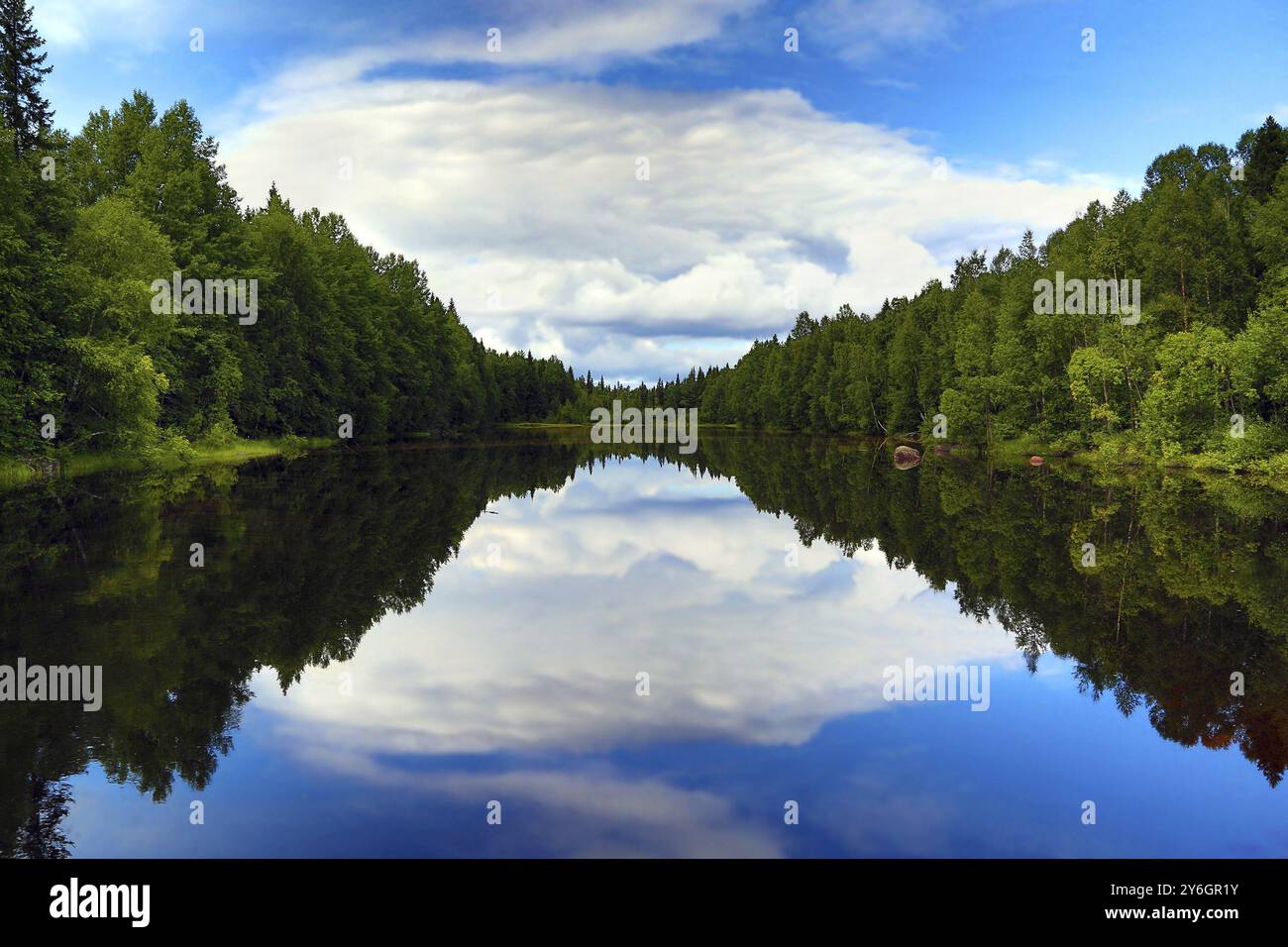 Wunderschöne Landschaft mit See in Karelien Stockfoto