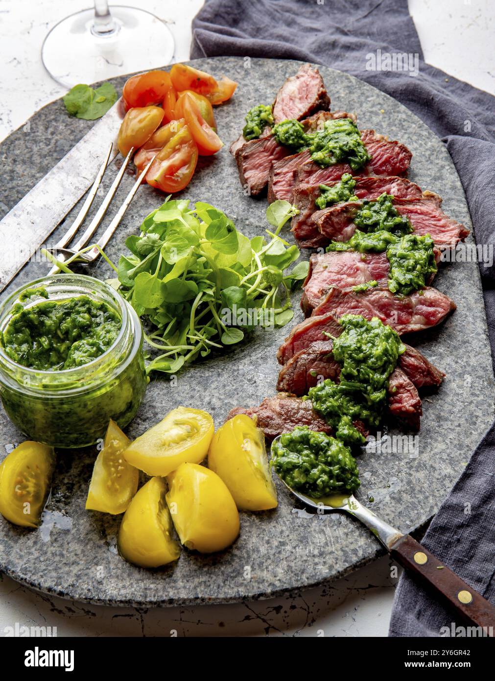 Essen, Rindersteak mit Chimmichuri-Sauce auf grauem Steinteller Stockfoto