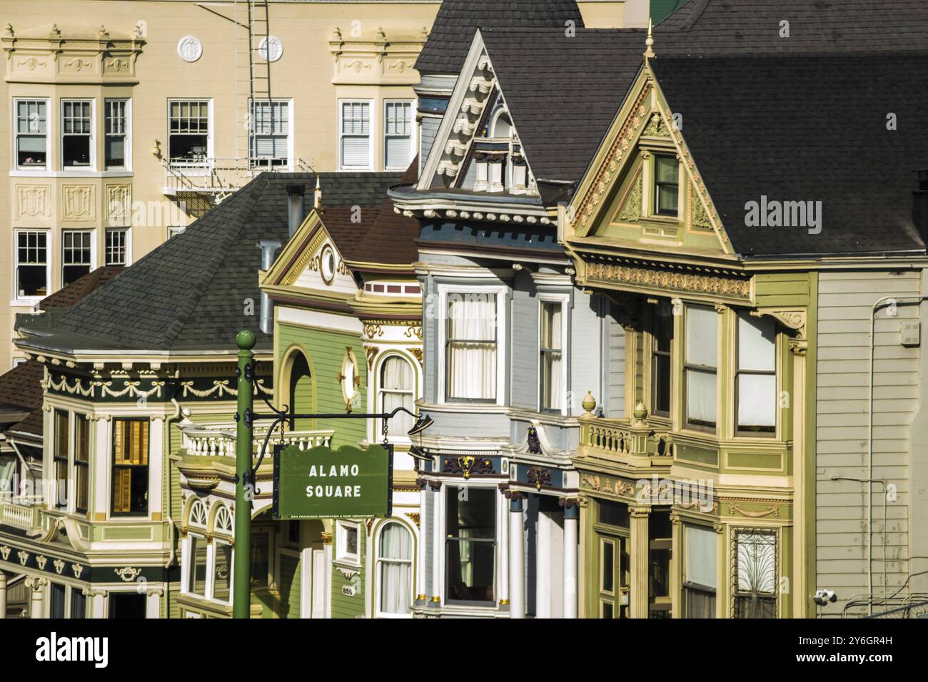 San Francisco, Kalifornien, USA, November 2013: Blick auf das Schild Alamo Square mit Details zu Fassaden und gemalter Damenarchitektur, Nordamerika Stockfoto