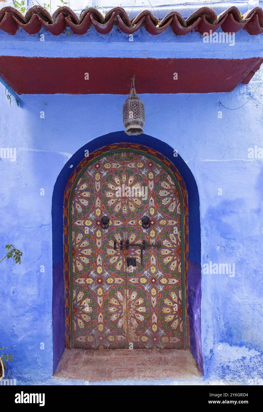 Traditionelle, kunstvoll verzierte Tür auf der Straße in der Medina von Chefchaouen, Marokko, Afrika Stockfoto