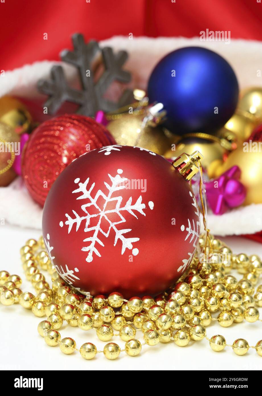 Helle weihnachtskugeln, Spielzeug, Girlande in roter Tasche Stockfoto
