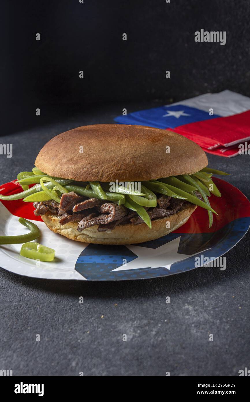 Essen, Essen, chilenischer lateinamerikanischer Sandwich-Burger Chacarero mit erstklassigen Rindfleischscheiben und grüner Bohne auf schwarzem Hintergrund Stockfoto