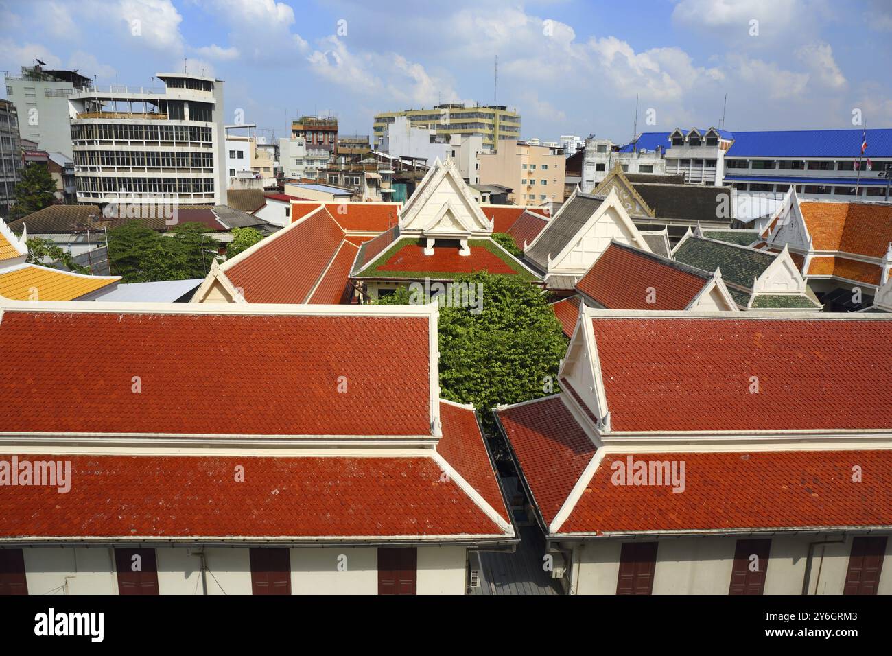 Dächer von Gebäuden in Bangkok, bedeckt mit mehrfarbigen Fliesen, Thailand, Asien Stockfoto
