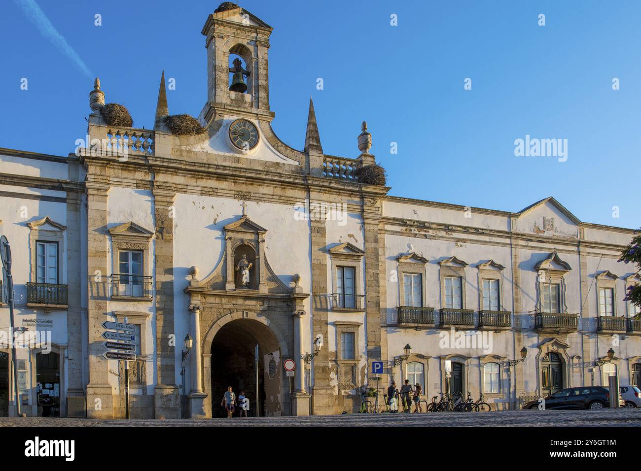 Faro, Portugal, September 2022: Blick auf Arco da Vila in Faro, Portugal. Der neoklassizistische Bogen ist der Eingang zur Altstadt, Europa Stockfoto