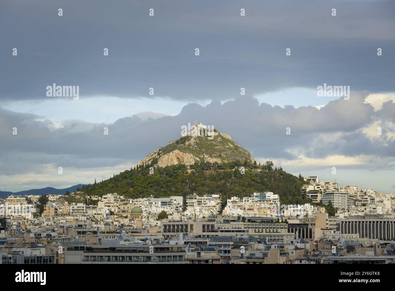 Athen, Griechenland, 26. November: Blick auf den Lycabettus-Hügel in Athen, Griechenland, Europa Stockfoto