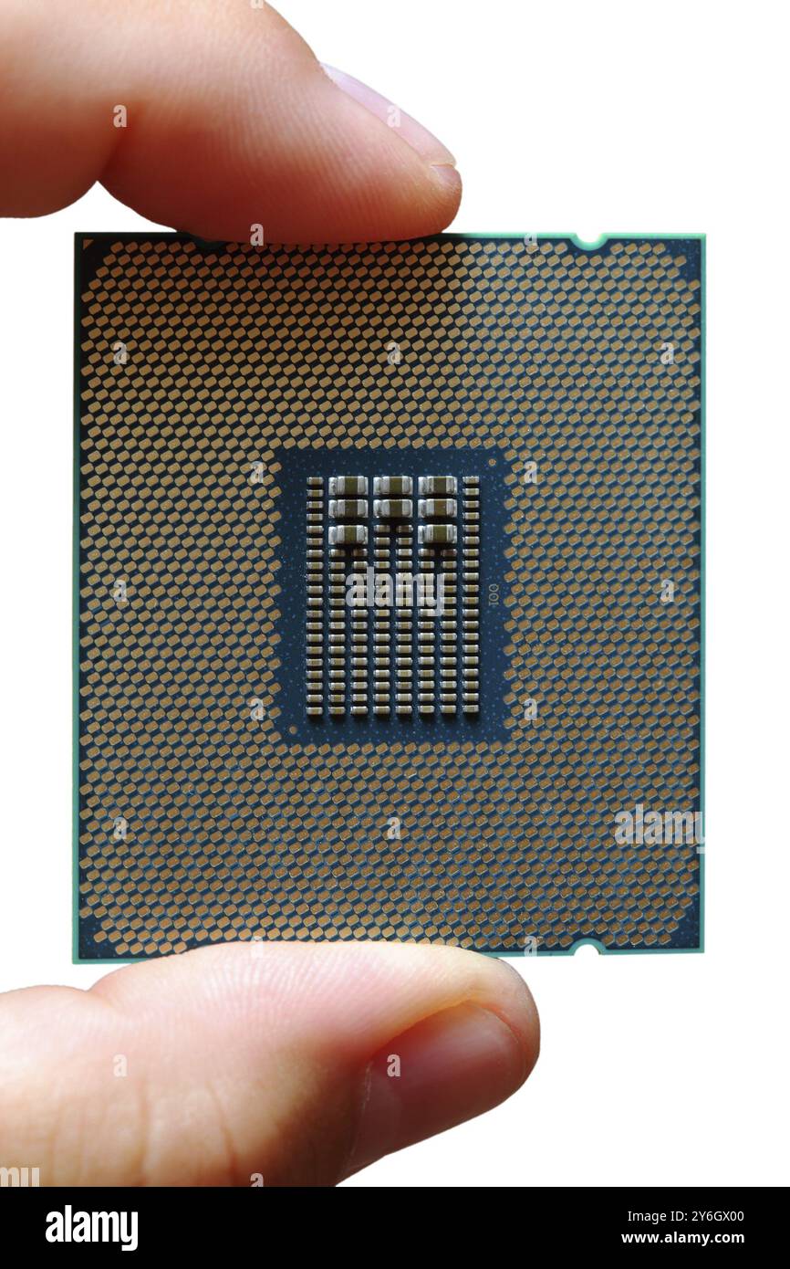 Die Finger des Menschen halten ein modernes CPU-Makro der zentralen Prozessoreinheit, das auf weiß isoliert ist Stockfoto