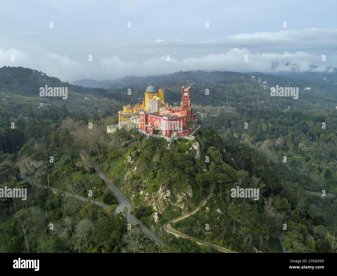 Luftaufnahme des Pena Palace (Palacio da Pena) am Vormittag, Sintra, Portugal, Europa Stockfoto