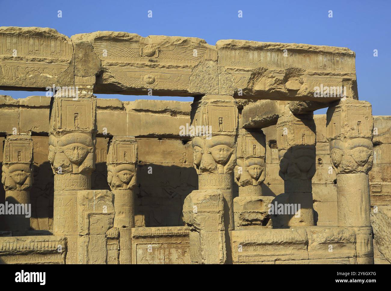 Alten ägyptischen Fruchtbarkeitsgöttin Skulpturen Hathor auf den Säulen im Tempel von Dendera Stockfoto