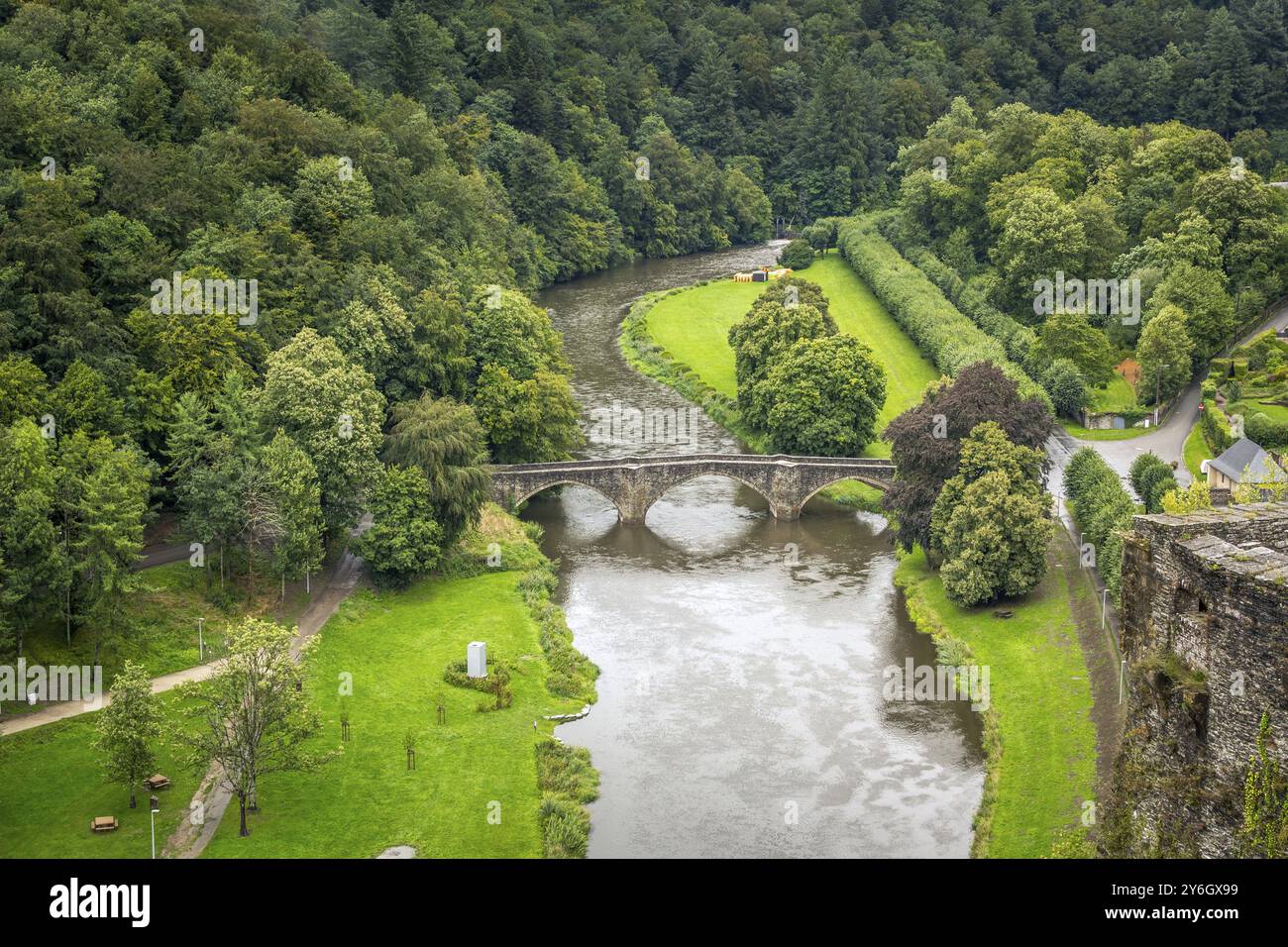 Dinant, Belgien, 4. August 2023: Blick auf Pont de Cordemoy, Brücke über den Fluss Semois in Bouillon, Belgien, Europa Stockfoto