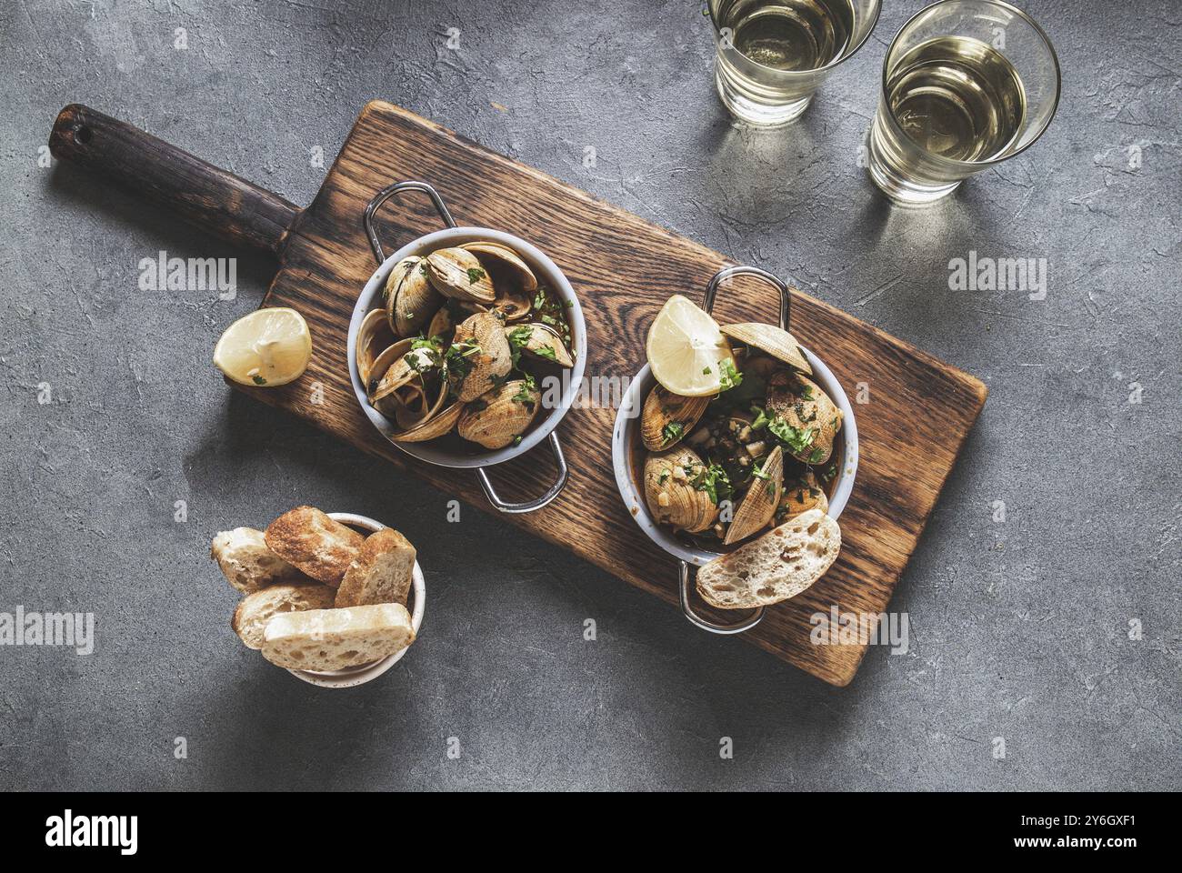 Essen, Essen, zwei Pfannen mit Muscheln in Weißwein mit Kräutern. Draufsicht Stockfoto