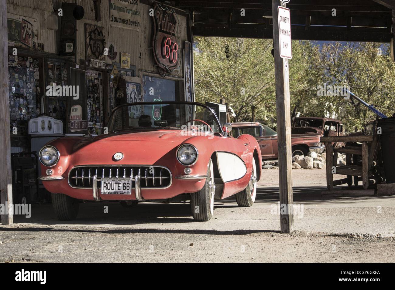 Hackberry, Arizona, USA, November 2013: Oldtimer-Auto tanken in einer Oldtimer-Service- und Tankstelle an der historischen Route 66, Nordamerika Stockfoto