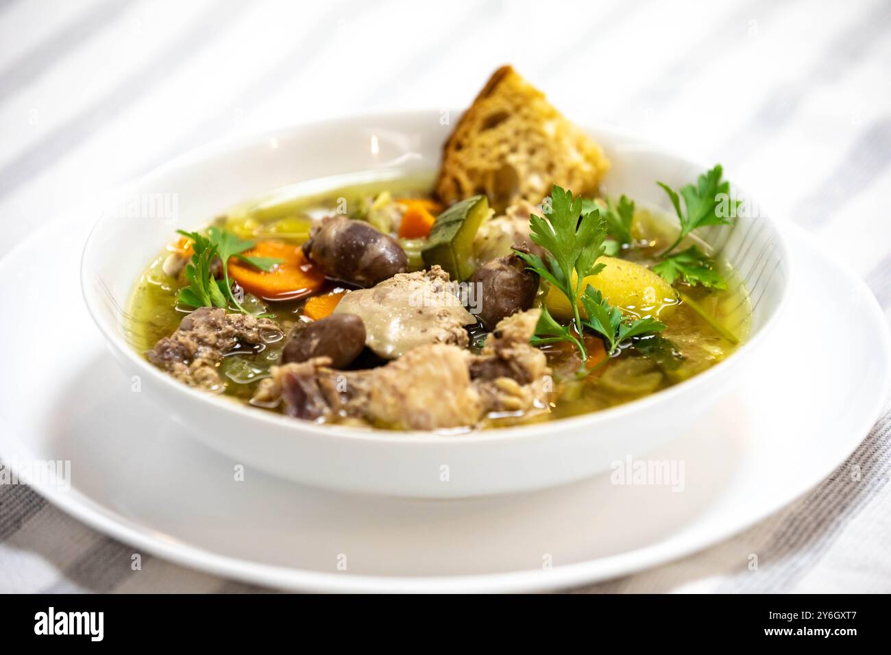Super nahrhafte Hühnchen- und Gemüsesuppe mit Hühnerleber und Herzen Stockfoto