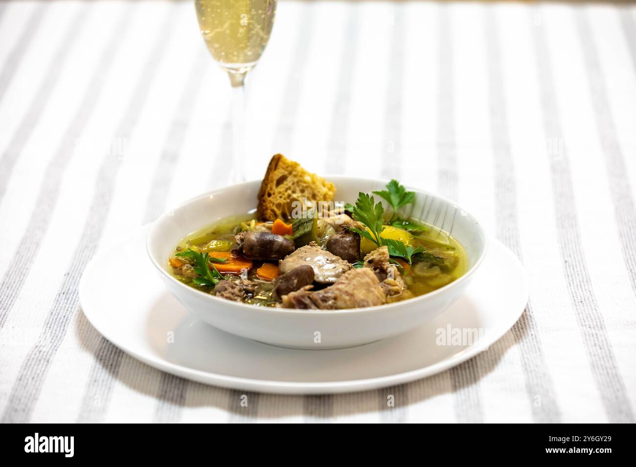 Super nahrhafte Hühnchen- und Gemüsesuppe mit Hühnerleber und Herzen Stockfoto