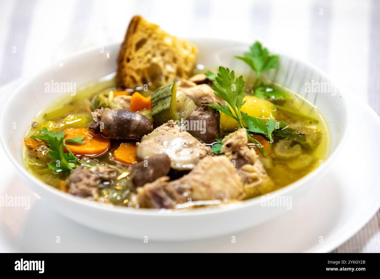 Super nahrhafte Hühnchen- und Gemüsesuppe mit Hühnerleber und Herzen Stockfoto