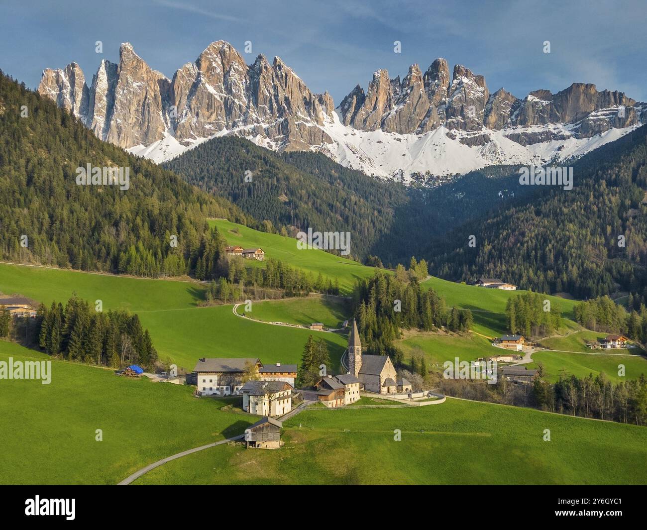 Frühlingslandschaft mit Santa Magdalena Dorf, italienische Dolomiten Alpen, in Südtirol, Val di Funes, Italien, Europa Stockfoto