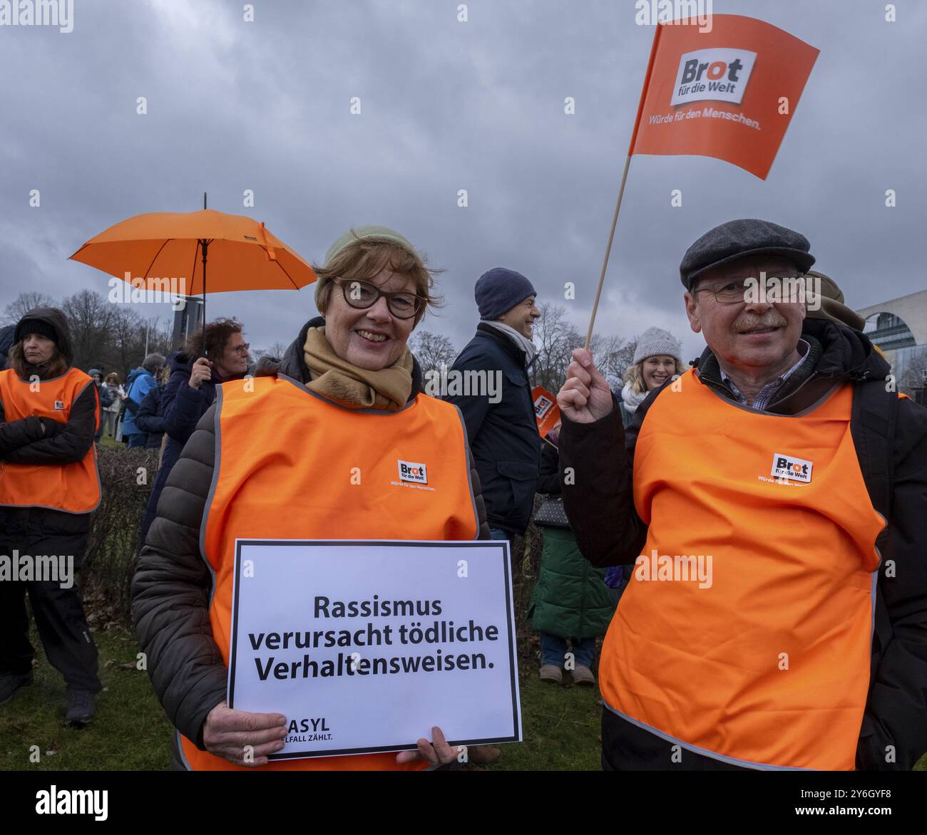 Deutschland, Berlin, 3. Februar 2024, Protest gegen den Aufstieg des Rechtsextremismus, der von der Allianz Hand in Hand gerufen wurde, jetzt solidarisch aktiv werde Stockfoto