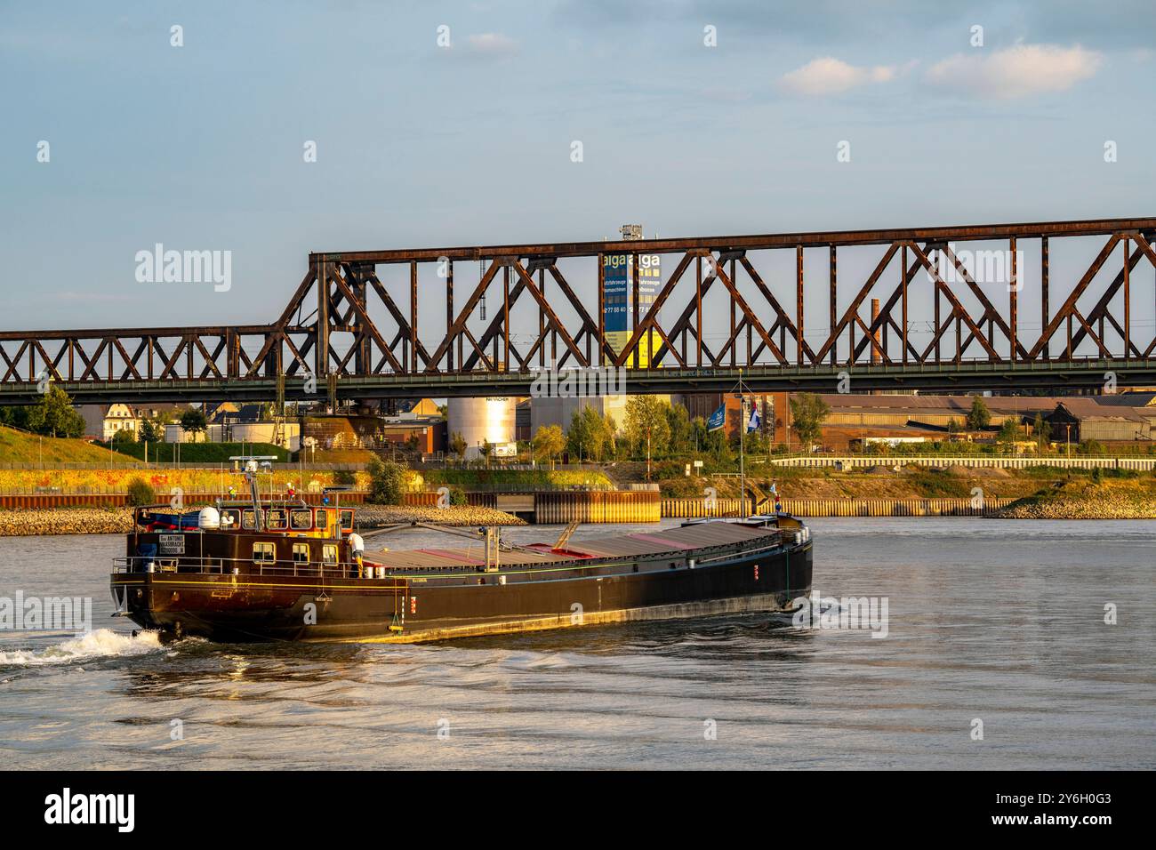 Die Eisenbahnbrücke Duisburg-Hochfeld-Rheinhausen, über den Rhein, Regionalzüge und viele Güterzüge queren hier den Rhein, von 1950, Stahl Fachwerkbrücke, Duisburg, NRW, Deutschland, Eisenbahnbrücke DU *** die Eisenbahnbrücke Duisburg Hochfeld Rheinhausen, über den Rhein, Regionalzüge und viele Güterzüge überqueren hier den Rhein, ab 1950, Stahlfachwerkbrücke, Duisburg, NRW, Deutschland, Eisenbahnbrücke DU Stockfoto