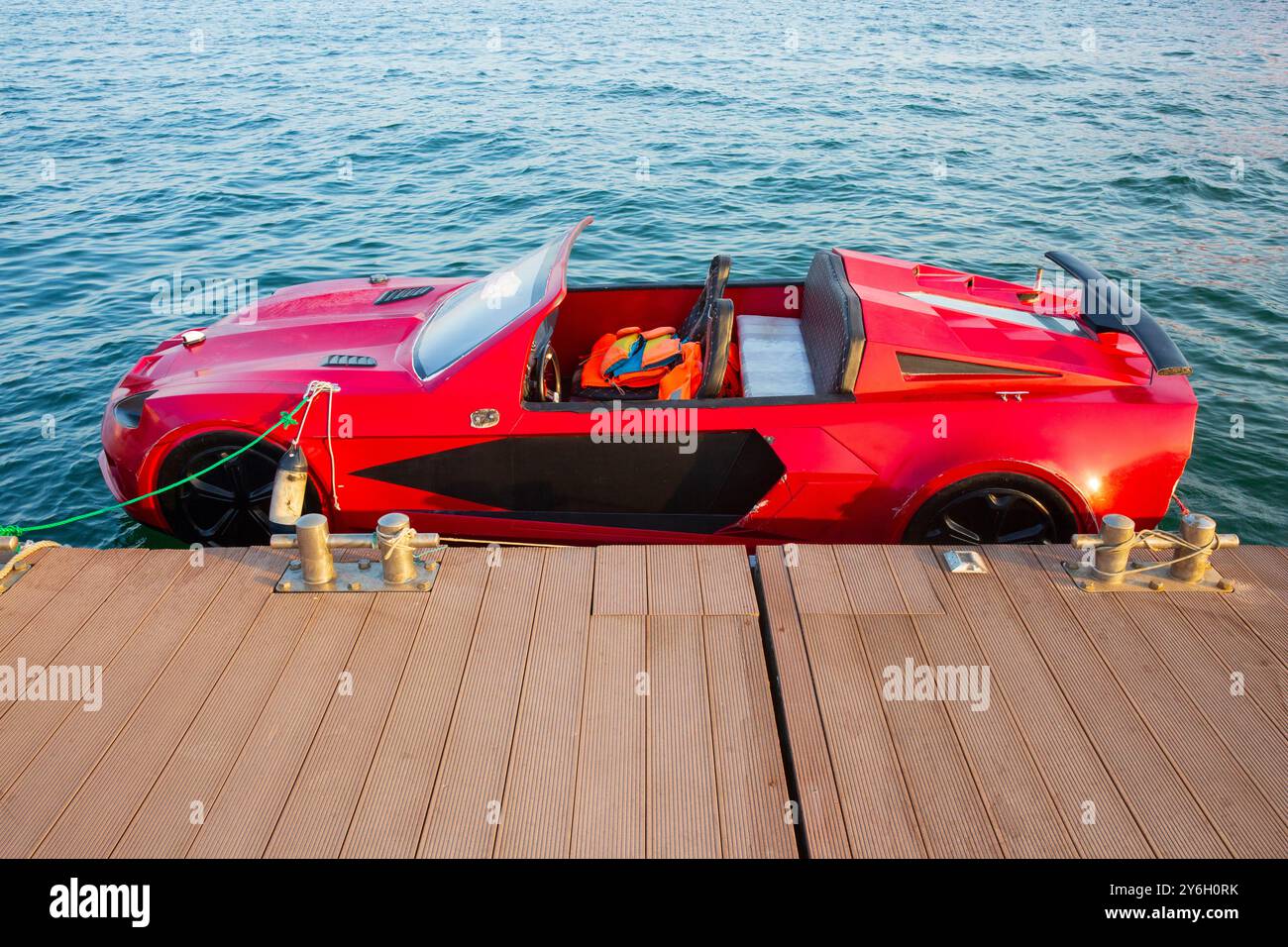 Ein wunderschönes schwimmendes rotes Auto am alten Hafen von Doha in Doha, Katar Stockfoto