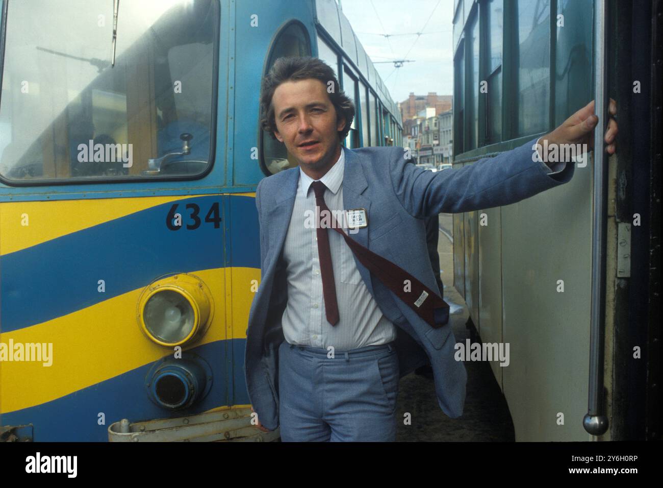 David Alton Abgeordneter. Die Liberal Party Conference Blackpool 1980 posiert zwischen zwei Blackpool-Straßenbahnen. 1980er Jahre England HOMER SYKES Stockfoto