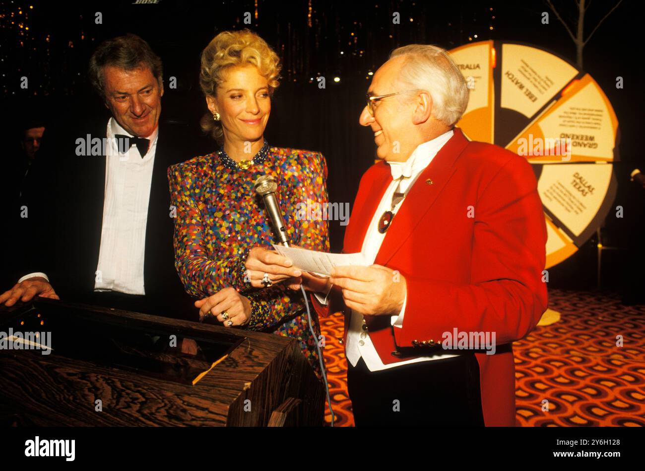 Prinzessin Michael von Kent mit dem Meister der Zeremonien, der den Gewinner der Verlosung während eines wohltätigen Dinners im Hilton Hotel erklärt. London, England um die 1995 1990er Jahre Großbritannien HOMER SYKES Stockfoto