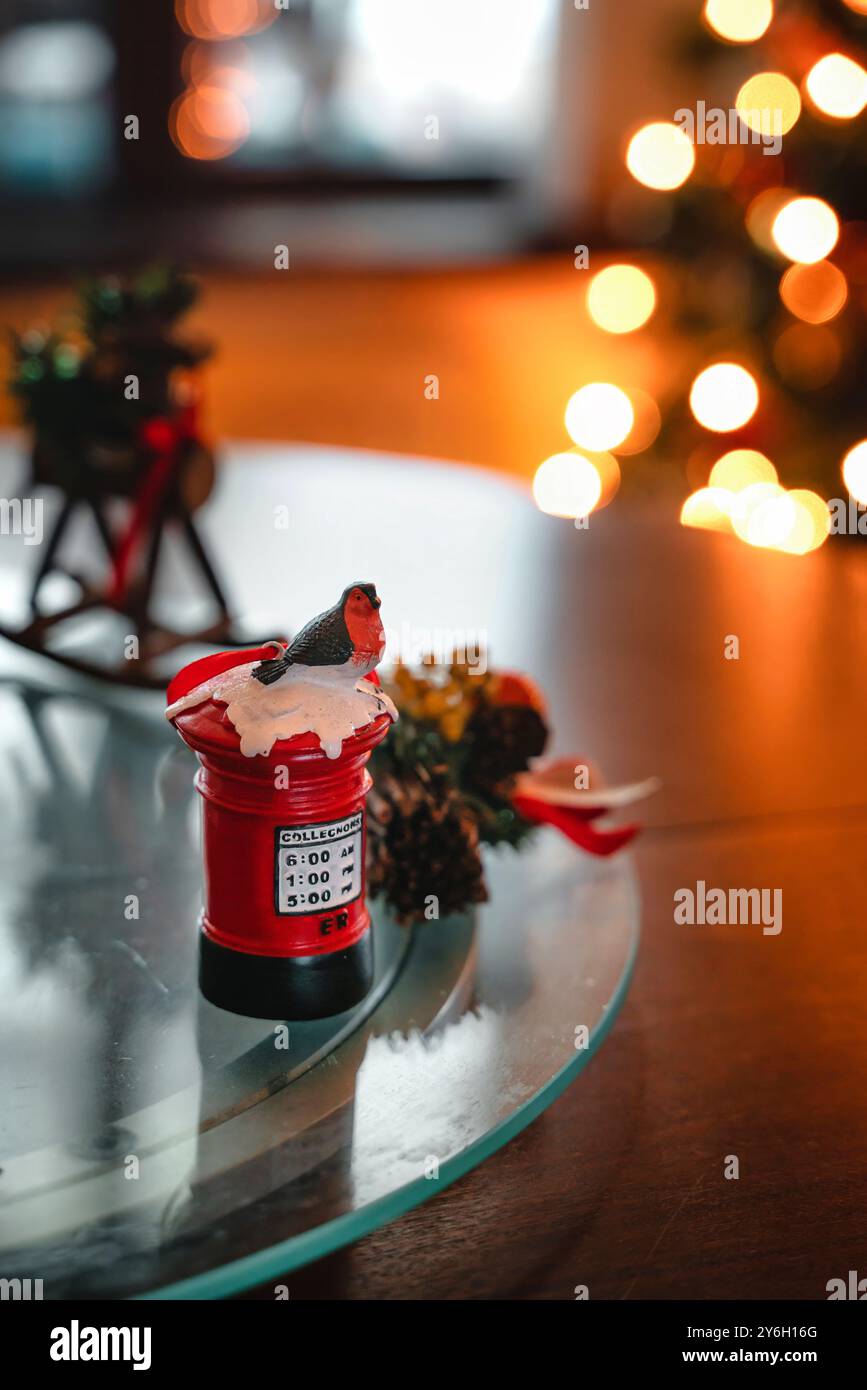 Britisches Weihnachtsfest mit festlicher roter Postbox auf Esstisch mit Baummärchen Stockfoto