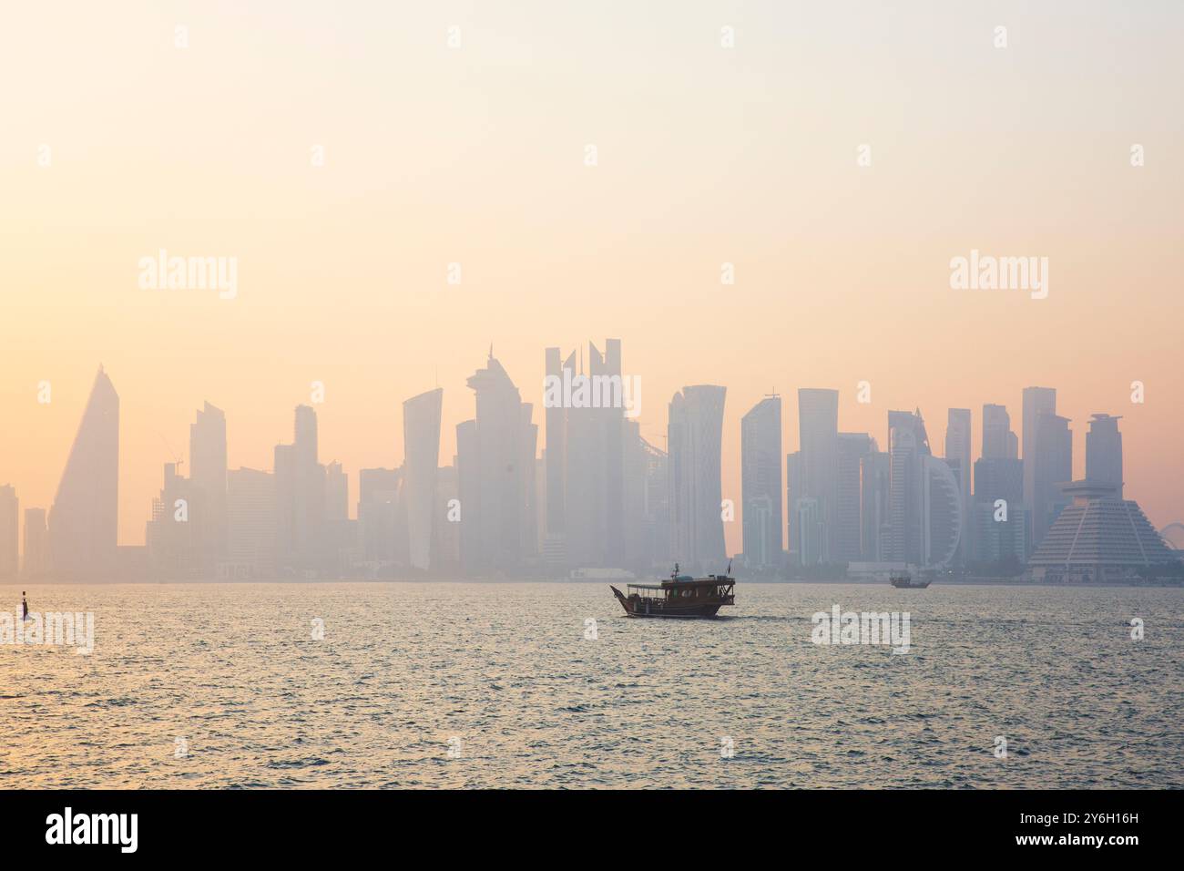 Die Skyline von Doha, Katar bei Sonnenuntergang Stockfoto