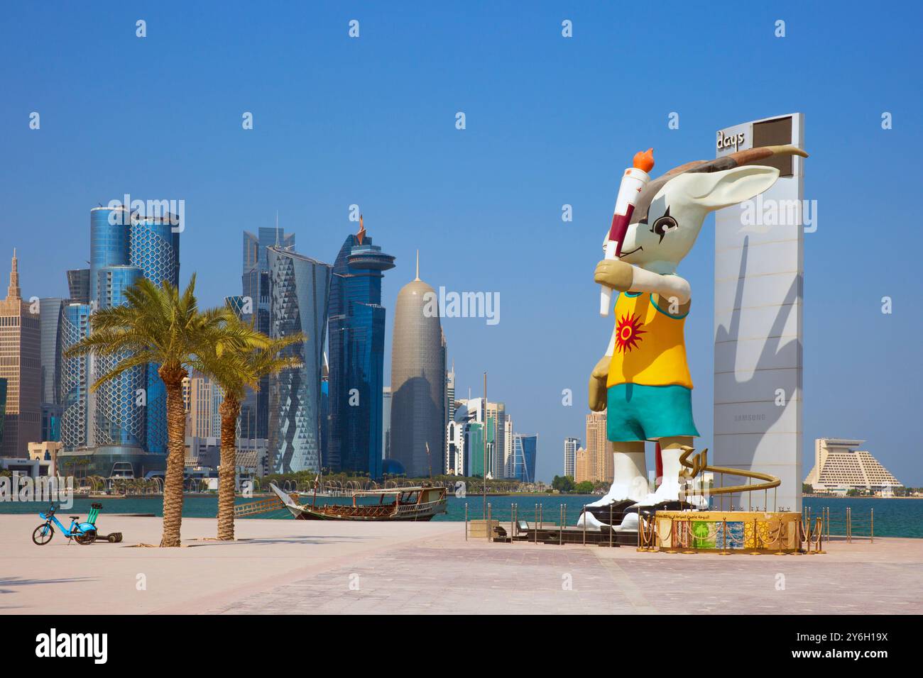 Orry der Oryx (Maskottchen der Asienspiele 2006) an der Corniche von Doha, Katar Stockfoto