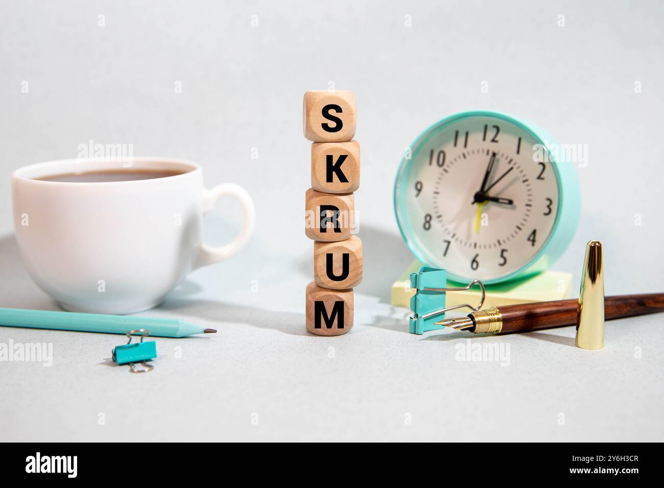 Weißer Buchstabenbuchstabe mit Kachel und Wort Scrum auf Holzhintergrund. Stockfoto