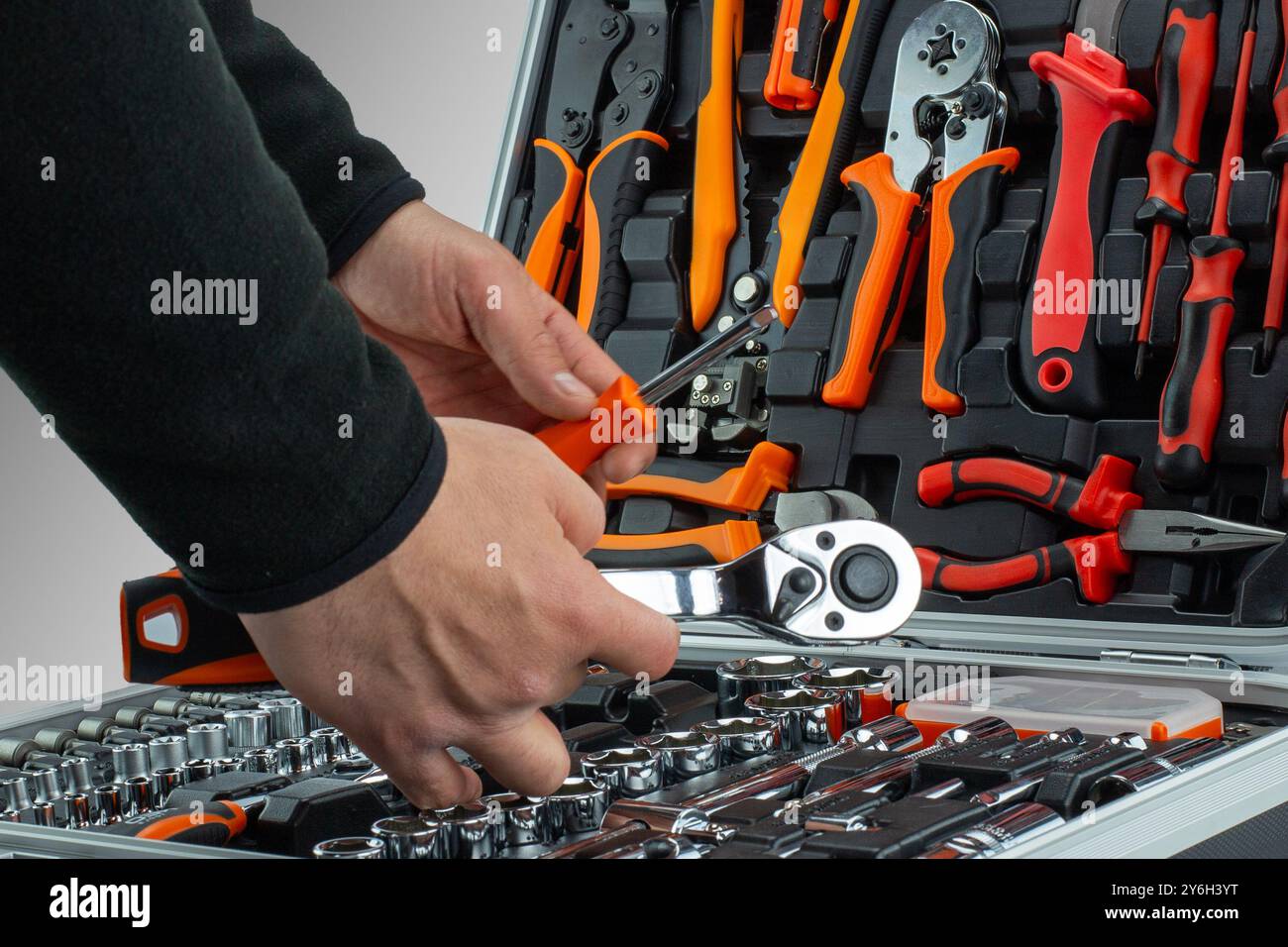 Nahaufnahme des Technikers, der Handwerkzeuge für den Fall organisiert Stockfoto