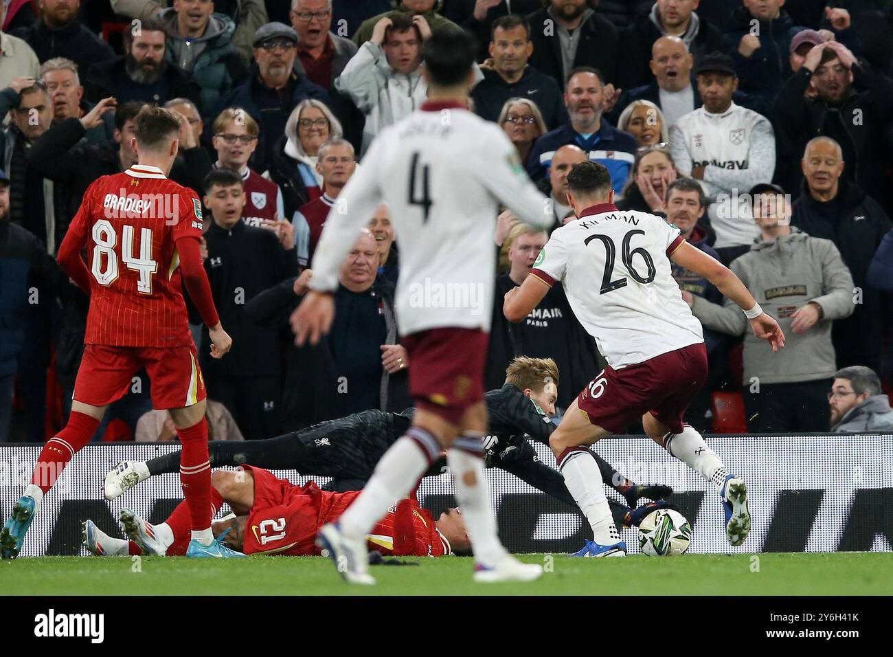 Liverpool, Großbritannien. September 2024. Caoimhin Kelleher, der Torhüter von Liverpool, holt sich zu Füßen von Max Kilman aus West Ham. Carabao Cup, Spiel der dritten Runde des EFL Cup, Liverpool gegen West Ham Utd in Anfield in Liverpool am Mittwoch, 25. September 2024. Dieses Bild darf nur für redaktionelle Zwecke verwendet werden. Nur redaktionelle Verwendung, Bild von Chris Stading/Andrew Orchard Sportfotografie/Alamy Live News Credit: Andrew Orchard Sportfotografie/Alamy Live News Stockfoto