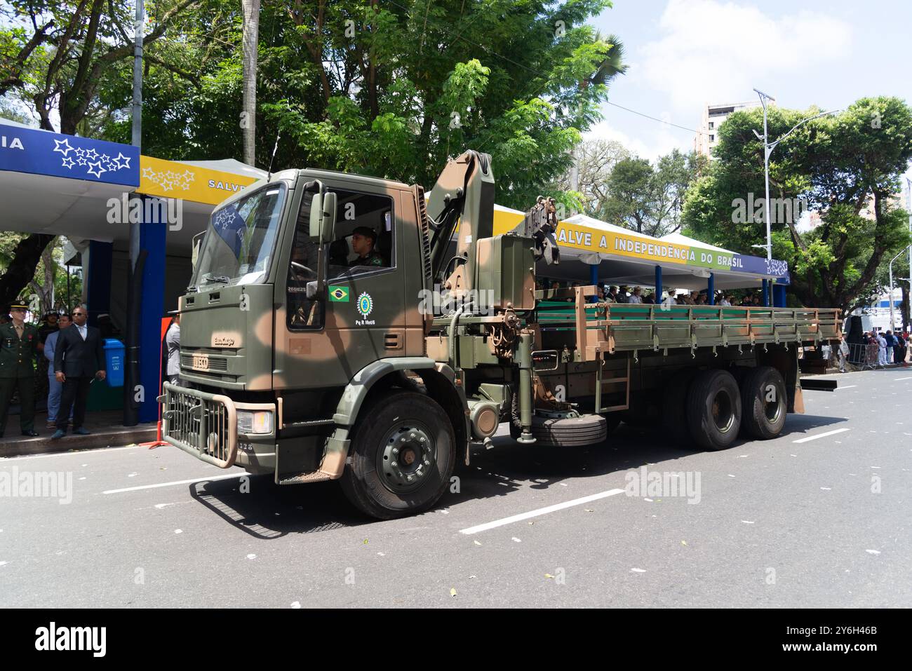 Salvador, Bahia, Brasilien - 7. September 2024: Ein Armeewagen wird während einer Parade am brasilianischen Unabhängigkeitstag in Salvador, Bahia, gesehen. Stockfoto