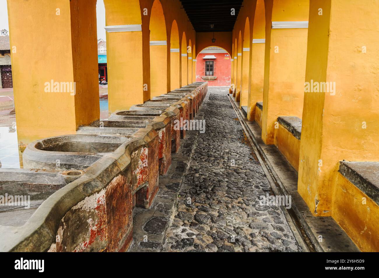 Tanque La Unión im Parque la Union in Antigua, Guatemala. Das 1853 erbaute und 1976 restaurierte Gebäude verfügt über öffentliche Waschbecken zum Waschen von Kleidung. Stockfoto