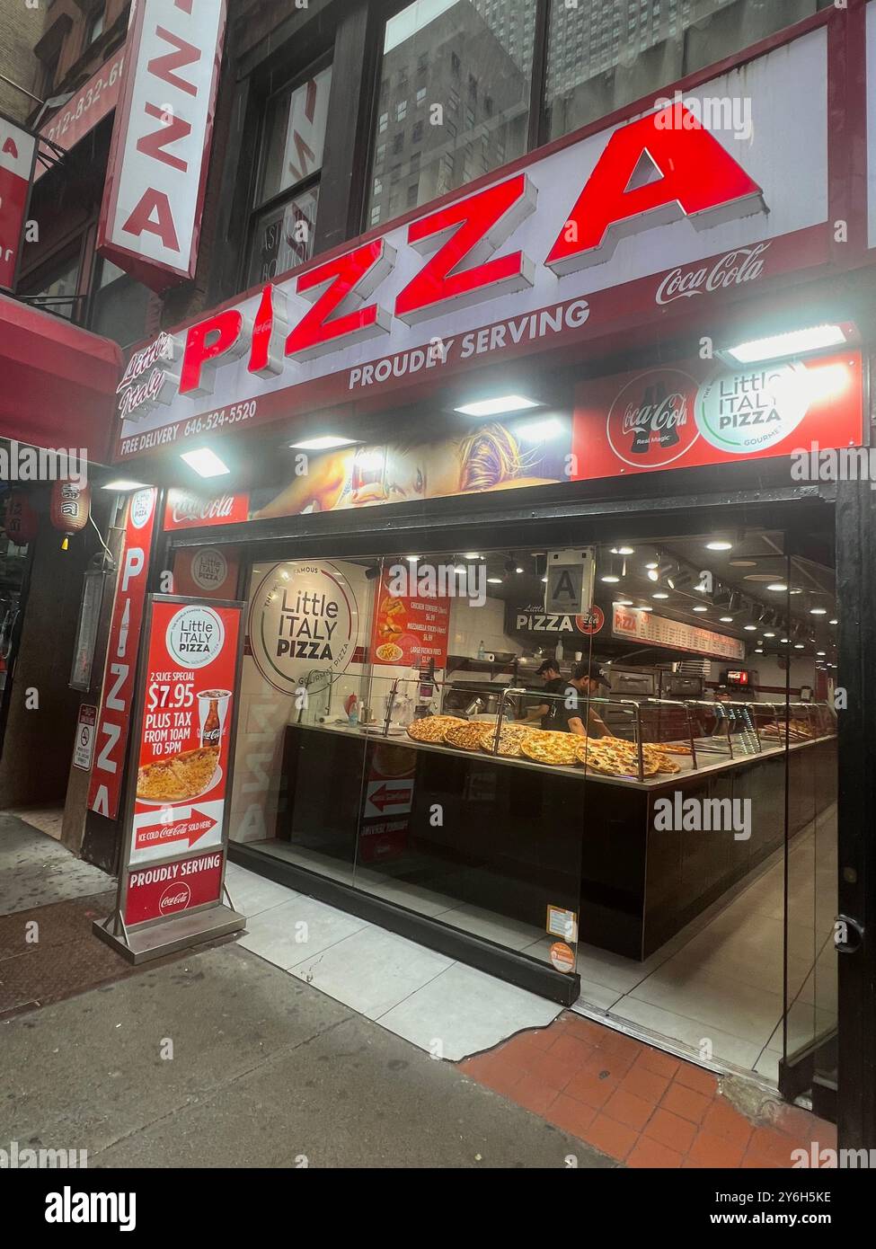 Pizzeria in Manhattan. Pizza war schon immer ein Grundnahrungsmittel in New York, wenn man auf der Flucht ist. Stockfoto