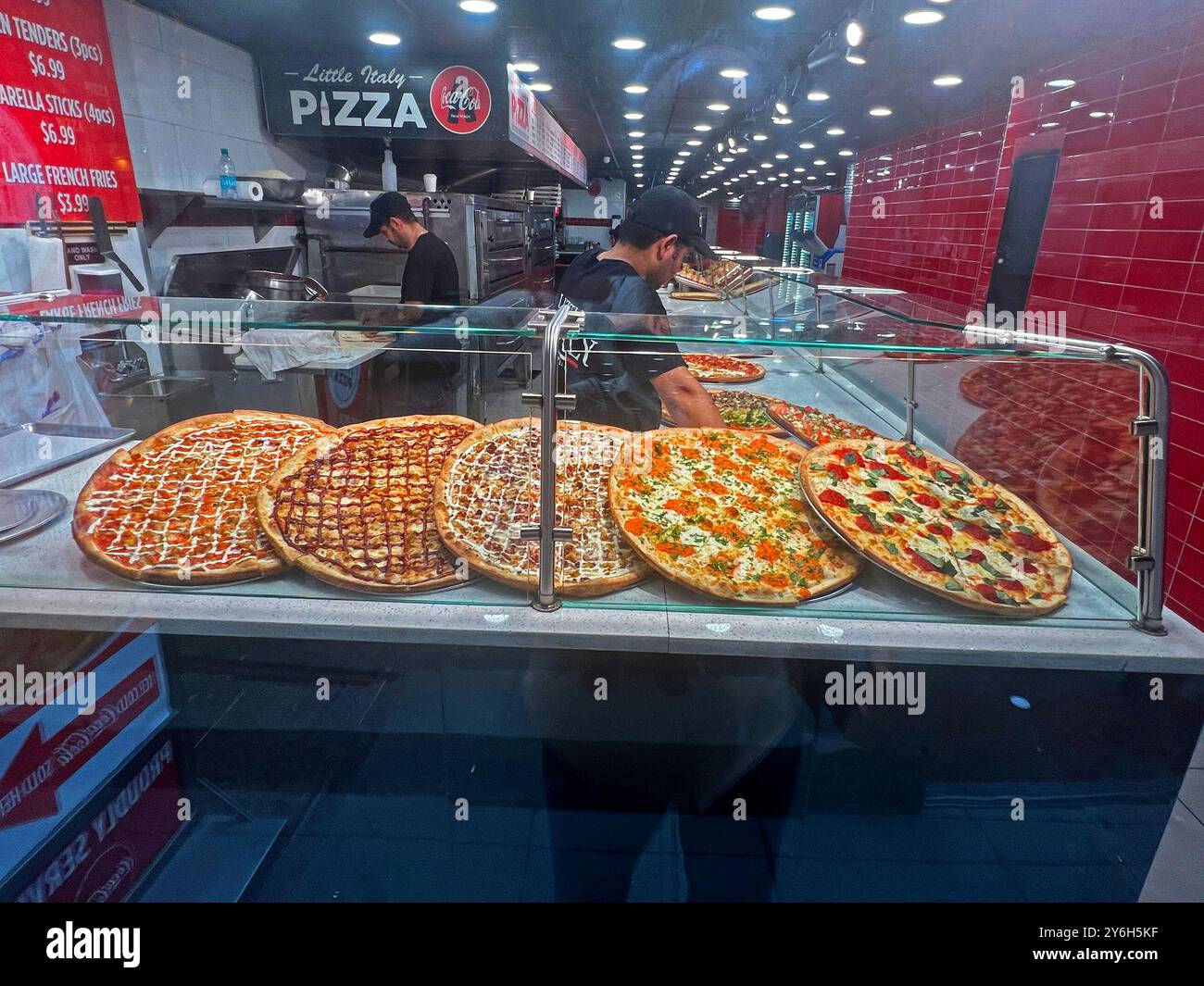 Pizzeria in Manhattan. Pizza war schon immer ein Grundnahrungsmittel in New York, wenn man auf der Flucht ist. Stockfoto
