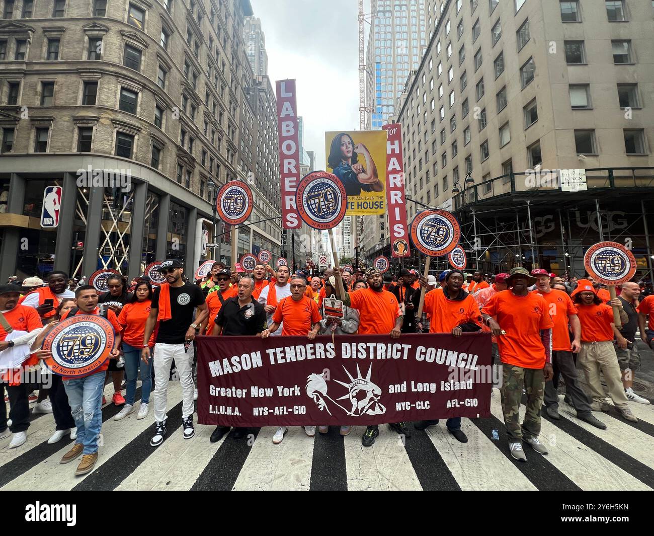 Die jährliche New York City Labor Day Parade marschiert auf die 5th Avenue. Als union Town ist die Parade gut besucht. Die Union unterstützt Kamala Harris als Präsident. Stockfoto