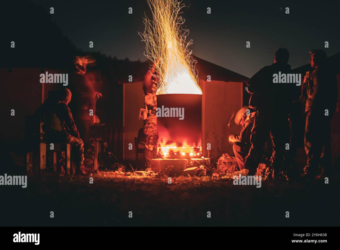 Hohenfels, Bayern, Deutschland. September 2024. US-Soldaten, die dem 1. Bataillon, 4. Infanterieregiment zugeordnet sind, stehen bei einem Feuer während der Saber Junction 24 im Hohenfels Trainingsgebiet, Joint Multinational Readiness Center (JMRC), Deutschland, 13. September 2024. Saber Junction ist eine jährliche Übung, die vom 7. Army Training Command und JMRC durchgeführt wird, um die Bereitschaft der US Army-Einheiten zu beurteilen, einheitliche Landoperationen in einer gemeinsamen, kombinierten Umgebung durchzuführen und die Interoperabilität mit den teilnehmenden Alliierten und Partnerländern zu fördern. (Kreditbild: © Christian Aquino/USA Armee/ZUMA Stockfoto