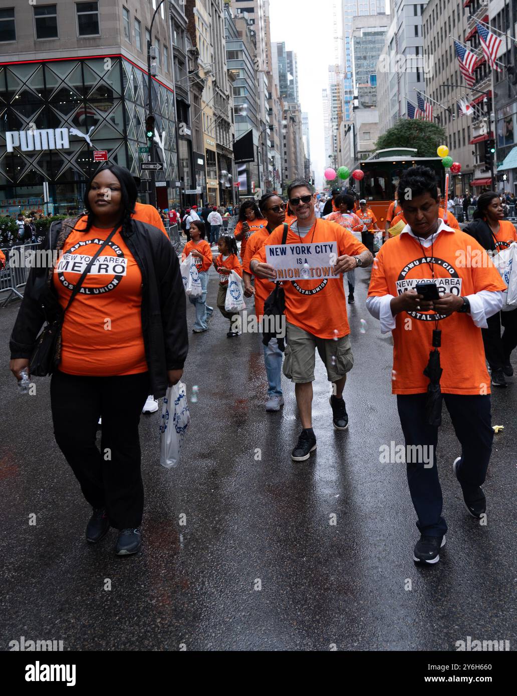 Die jährliche New York City Labor Day Parade marschiert auf die 5th Avenue. Als union Town ist die Parade gut besucht. Die APWU repräsentiert mehr als 200.000 USPS-Mitarbeiter und Rentner sowie fast 2.000 Postarbeiter im privaten Sektor. Als AFL-CIO-Affiliate unterstützt die APWU den Kampf für soziale und wirtschaftliche Gerechtigkeit für alle arbeitenden Familien. Die jährliche New York City Labor Day Parade marschiert auf die 5th Avenue. Als union Town ist die Parade gut besucht. Stockfoto