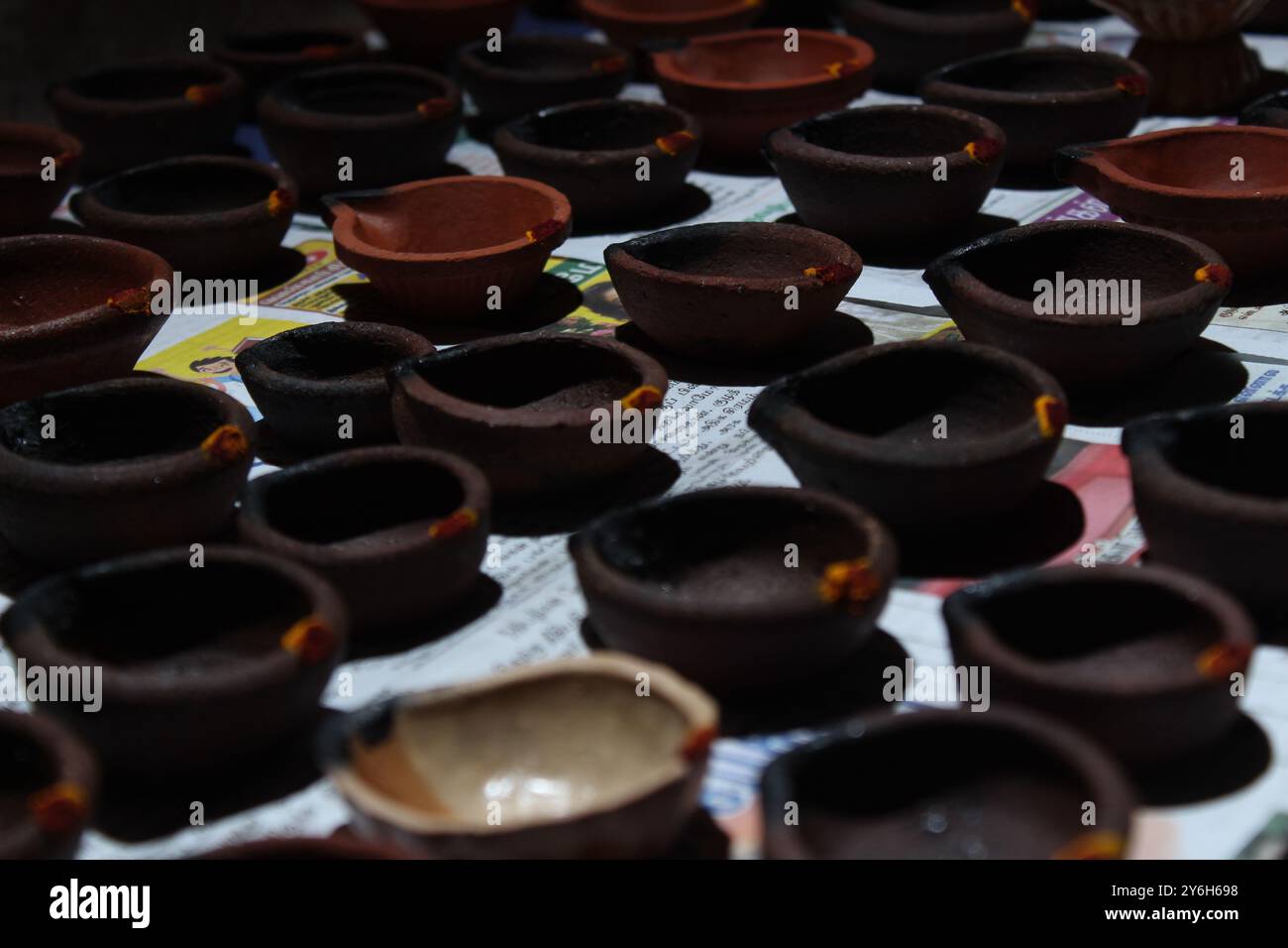 Künstlerische hausgemachte Lehmölampen oder Karthikai Deepam sind bereit für diwali- und Karthikai-Festivals Stockfoto