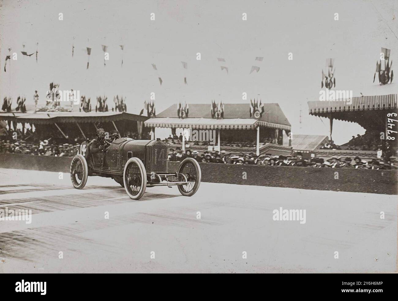 Juli 1913. Grand Prix des Automobilclubs von Frankreich. Goux auf Peugeot passiert vor den Tribünen. Stockfoto