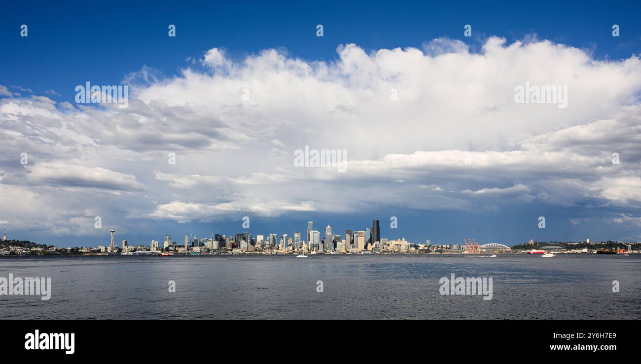Seattle - 18. August 2024; Panorama der Skyline von Seattle unter einer großen weißen Sturmwolke über Elliott Bay und dem Stadtzentrum Stockfoto