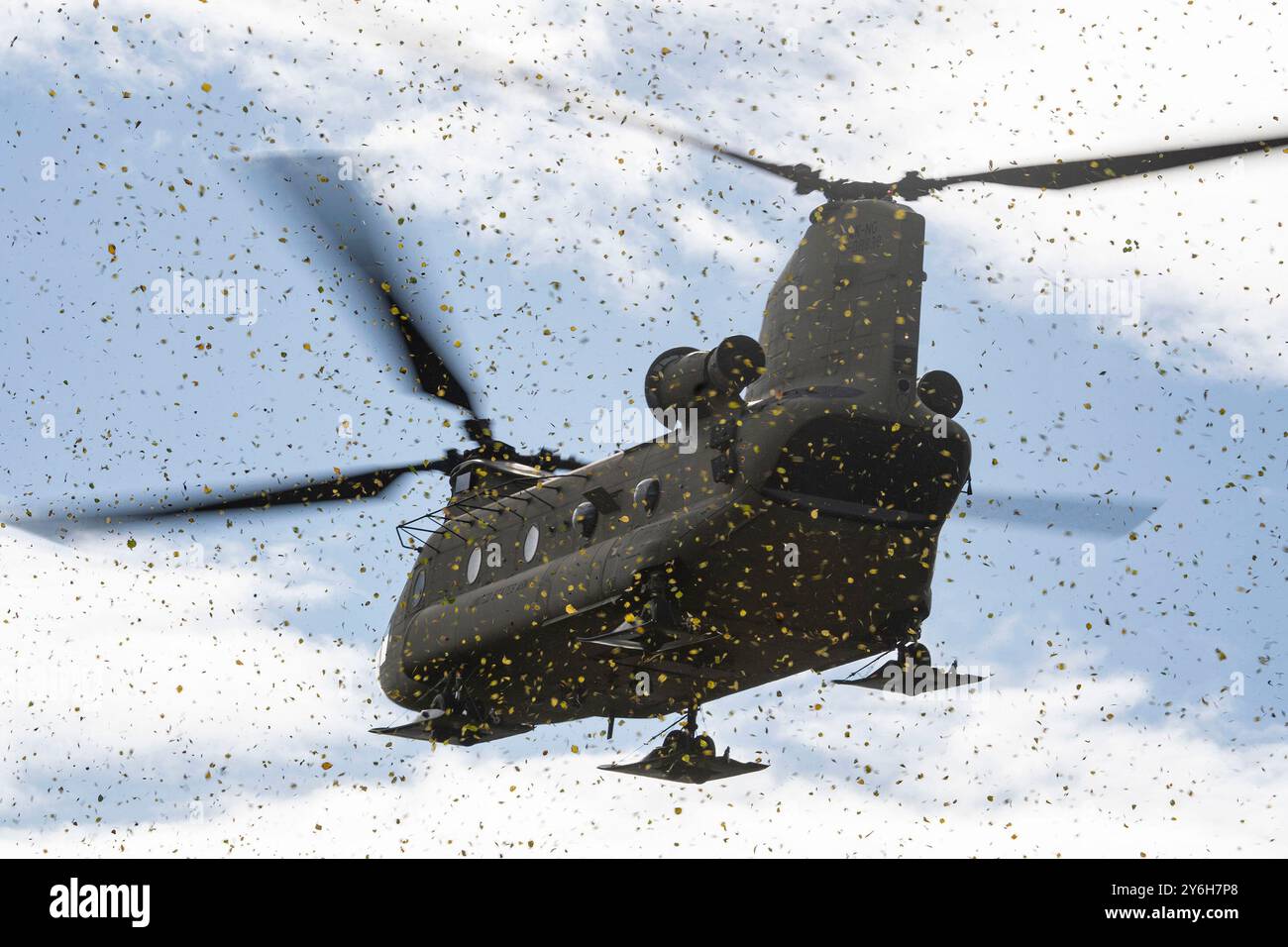 16. September 2024 - Joint Base Elmendorf-Richardson, Alaska, USA - eine Alaska Army National Guard CH-47 Chinook, die dem 1st Battalion, 207th Aviation Regiment zugewiesen ist, beteiligt sich an gemeinsamen Schleudereinsätzen mit Luftstreitkräften der US Air Force der 3rd Munitions Squadron auf der Joint Base Elmendorf-Richardson, Alaska, 16. September 2024. Dies war das erste Mal, dass Munition Airmen mit Schleudern beladene Munition in einer taktischen Konfiguration und die Proof-of-Concept-Übung - die Idee der Air Force Staff Sgts. Riley Curry und Dyson Clement – es wird erwartet, dass sie sich für die Flexibilität bei der Nachlieferung in Remote Dividenden auszahlen Stockfoto