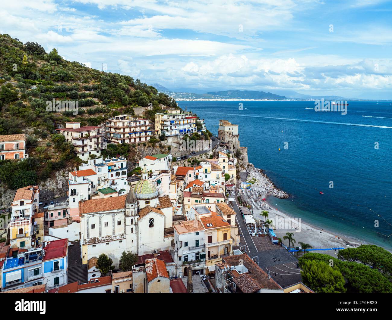 Cetara von einer Drohne, Amalfiküste, Salerno, Kampanien, Italien Stockfoto