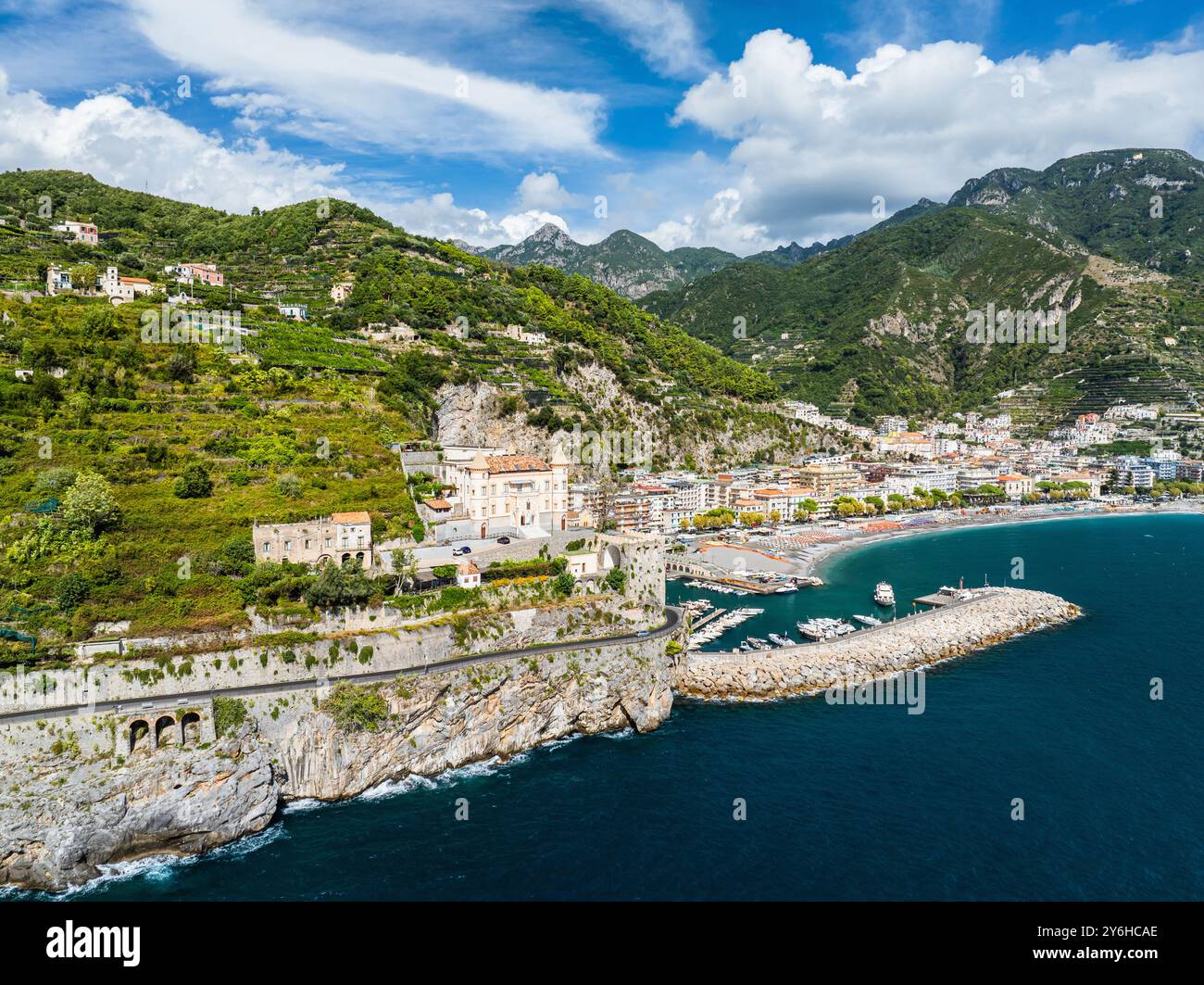 Maiori aus einer Drohne, Amalfiküste, Salerno, Kampanien, Italien, Europa Stockfoto