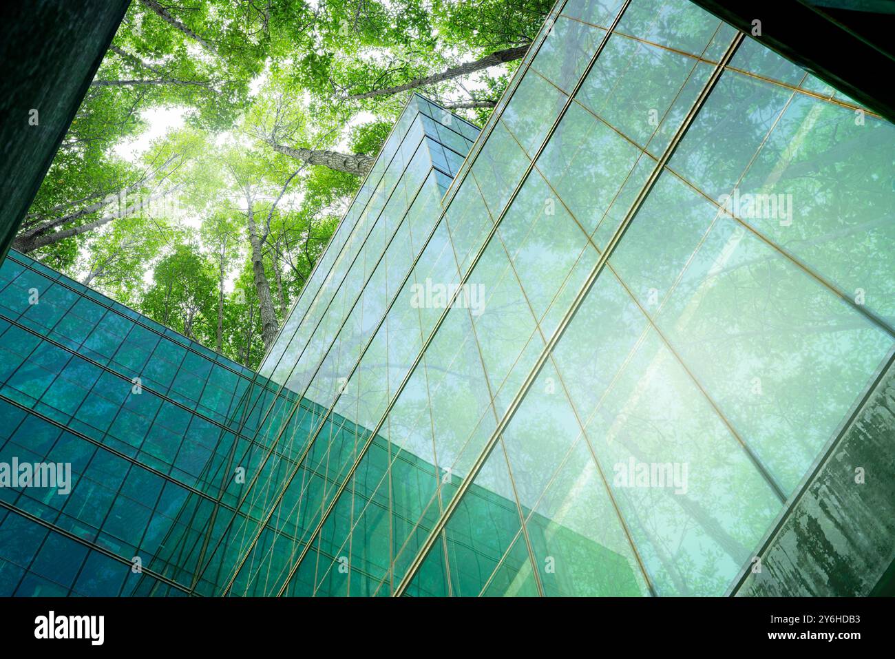 Umweltfreundliches Gebäude in moderner Stadt. Nachhaltiges Glasbürogebäude mit Bäumen zur CO2-Reduzierung. Grüne Architektur. Gebäude mit grüner Umgebung Stockfoto