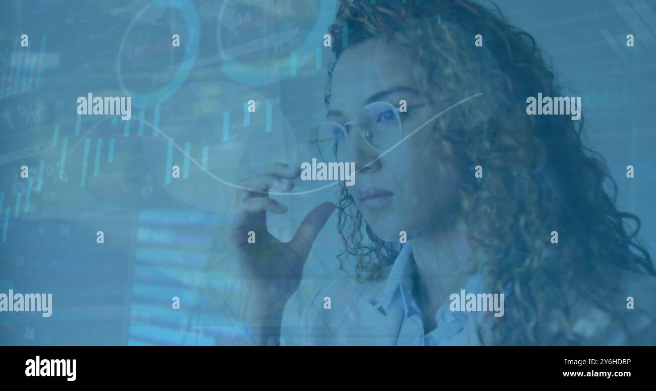 Abbildung von Diagrammen und Datenverarbeitung über birassische Geschäftsfrau mit Brille Stockfoto